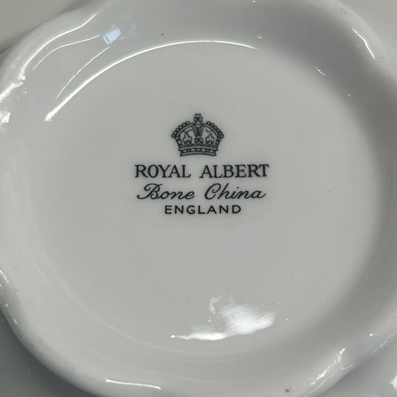 Vintage Royal Albert Bone China Creamer and Sugar Bowl with Pink Rose Motif - Picture 5 of 16